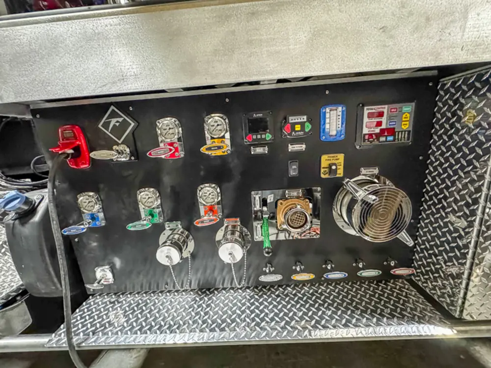 Diamond-plate body and step detail in production, photo 8 of 303.